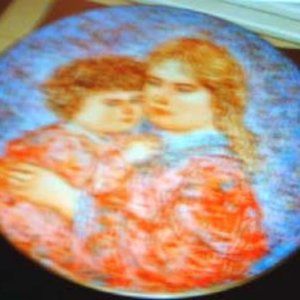 Erica & Jamie Edna Hibel Annual Mothers Day plate  1985 8 1/2" Knowles